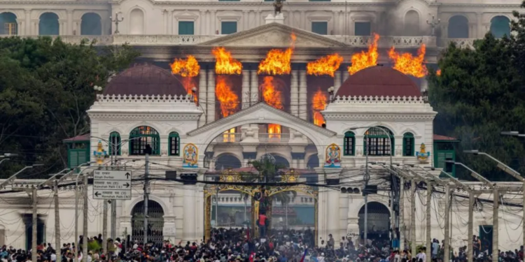 Protestuesit në Nepal sulmojnë shtëpinë e ish-kryeministrit, digjet për së gjalli gruaja e tij
