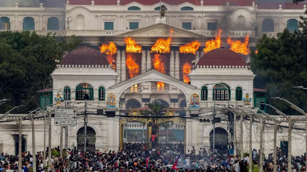 Protestuesit në Nepal sulmojnë shtëpinë e ish-kryeministrit, digjet për së gjalli gruaja e tij
