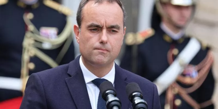 Qeveria franceze nuk gjen paqe nga skandalet, kryeministri i ri i paditet për falsifikim të diplomës