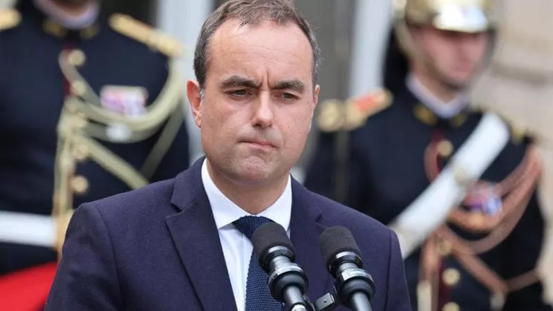 Qeveria franceze nuk gjen paqe nga skandalet, kryeministri i ri i paditet për falsifikim të diplomës