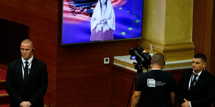 Diella pjesë e kabinetit, analiza e “Washington Post”: A do kërkojë Rama zbatimin e Nenit 5 të NATO-s nëse një sulm kibernetik e “vret”?