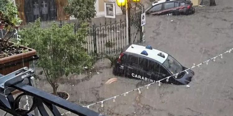 Moti i keq vazhdon në të gjithë Italinë, rrugë të përmbytura dhe makina të zhytura në ujë