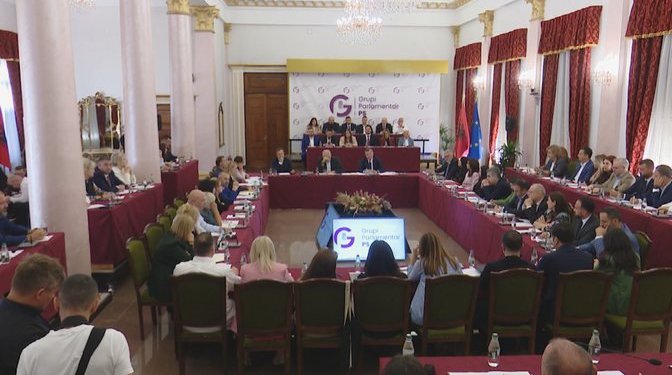 Çfarë (nuk) u pa në mbledhjen e grupit, deputetët e rinj i prezantohen Gardës, Rama humor me Peleshin e Llajën