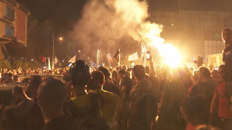 Serbi, protestuesit kërkojnë “kokën” e Vuçiçit/ Digjet Novi Sadi