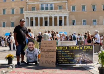 Shqiptari nuk e ndal grevën e urisë para parlamentit grek: Të zbardhet vdekja e djalit tim në aksidentin e Tempit