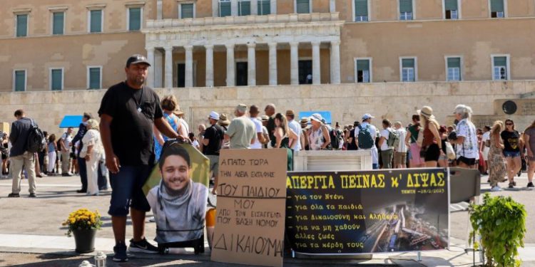 Shqiptari nuk e ndal grevën e urisë para parlamentit grek: Të zbardhet vdekja e djalit tim në aksidentin e Tempit