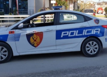 Babë e bir sulmojnë efektivët e Policisë në Tiranë, 41-vjeçari përfundon në pranga, procedohet i mituri