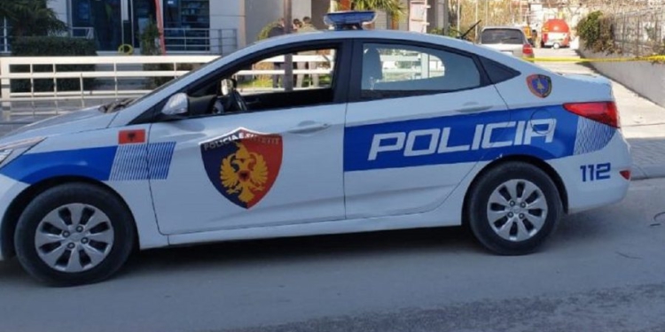 Babë e bir sulmojnë efektivët e Policisë në Tiranë, 41-vjeçari përfundon në pranga, procedohet i mituri