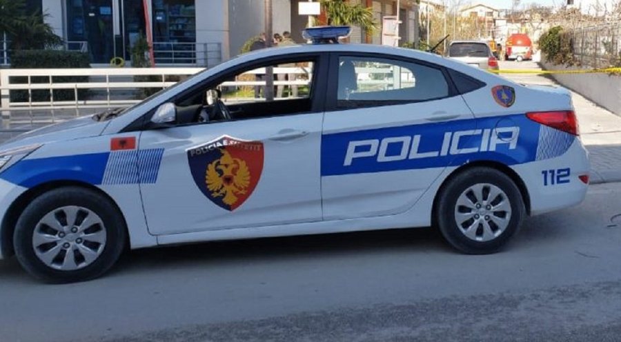 Babë e bir sulmojnë efektivët e Policisë në Tiranë, 41-vjeçari përfundon në pranga, procedohet i mituri