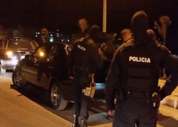 “Do t’ju hapim barkun me plumba”/ Dy persona kërcënojnë forcat “Shqiponja” në mes të Shkodrës