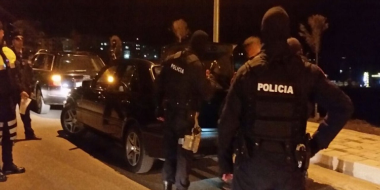“Do t’ju hapim barkun me plumba”/ Dy persona kërcënojnë forcat “Shqiponja” në mes të Shkodrës