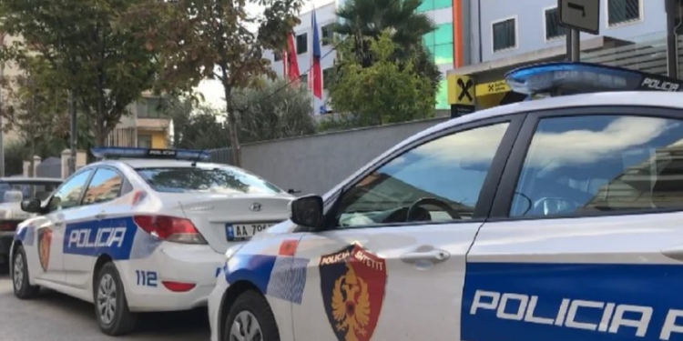 E morën me forcë nga shtëpia…/ Mbahet peng për disa orë 56 vjeçari në Kamëz, në kërkim 2 persona