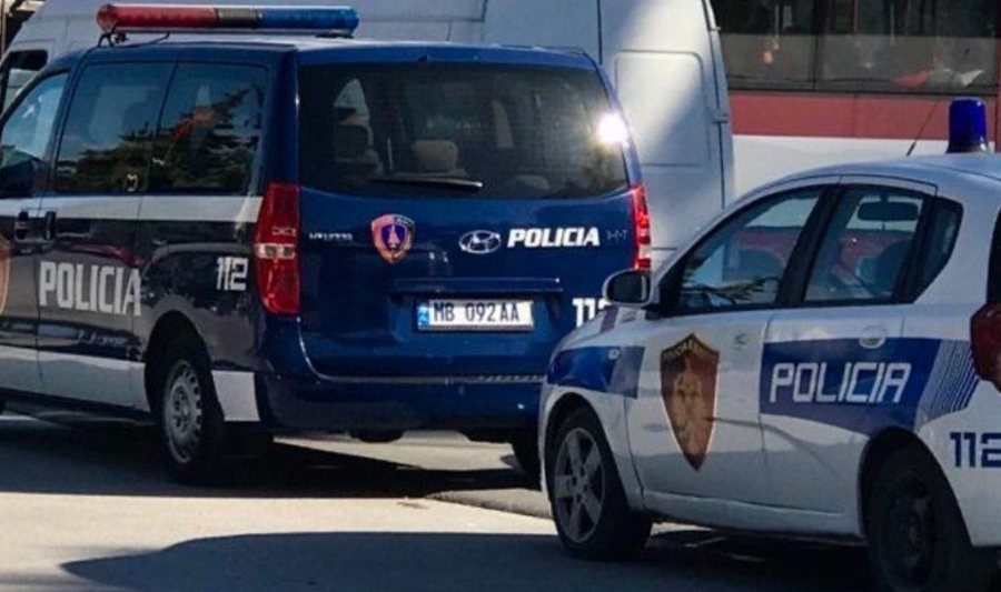 Skandali në Këlcyrë/ I dërgonte video intime të miturës dhe u shpall në kërkim, polici u arratis drejt Greqisë pasi..