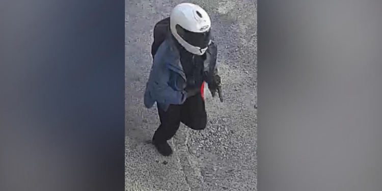 Zbulohet fotoja e autorit të masakrës në Shkodër/ Ragip Gila shihet me pistoletë në dorë dhe skafandër në kokë
