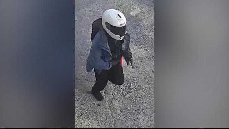 Zbulohet fotoja e autorit të masakrës në Shkodër/ Ragip Gila shihet me pistoletë në dorë dhe skafandër në kokë
