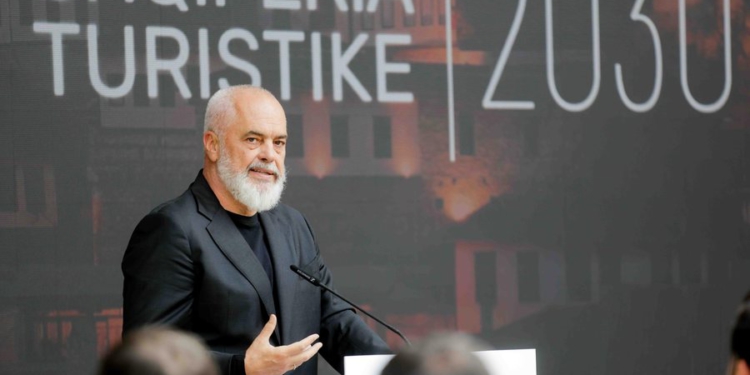 “Gati të luftojnë me Serbinë në stadium, por ndotin Shqipërinë”, Rama: Shqipet shkarkojnë plehrat në pikat turistike