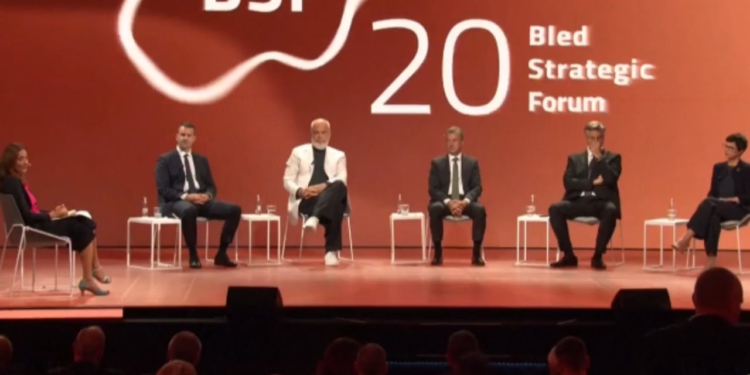 Rama batuta në Forumin e BLED: S’duhet të kishit ftuar njerëz nga Ballkani! Për çfarë arsye i bëni karriget më të vogla, mos është..