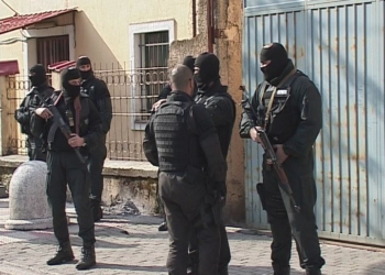 Operacion antidrogë në Elbasan, 40 të arrestuar. Sekuestrohen armë dhe lëndë narkotike