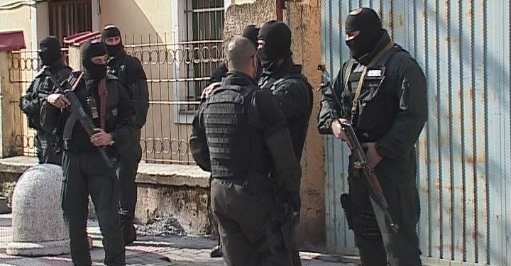 Operacion antidrogë në Elbasan, 40 të arrestuar. Sekuestrohen armë dhe lëndë narkotike