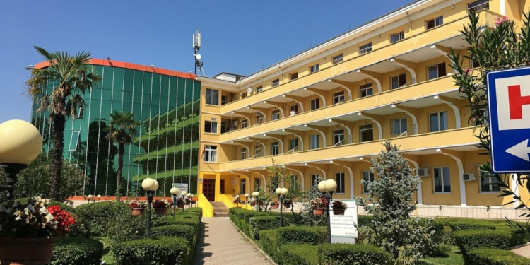 Sherr te “Shefqet Ndroqi”! Laboranti godet me gërshërë infermierin, më pas arratiset