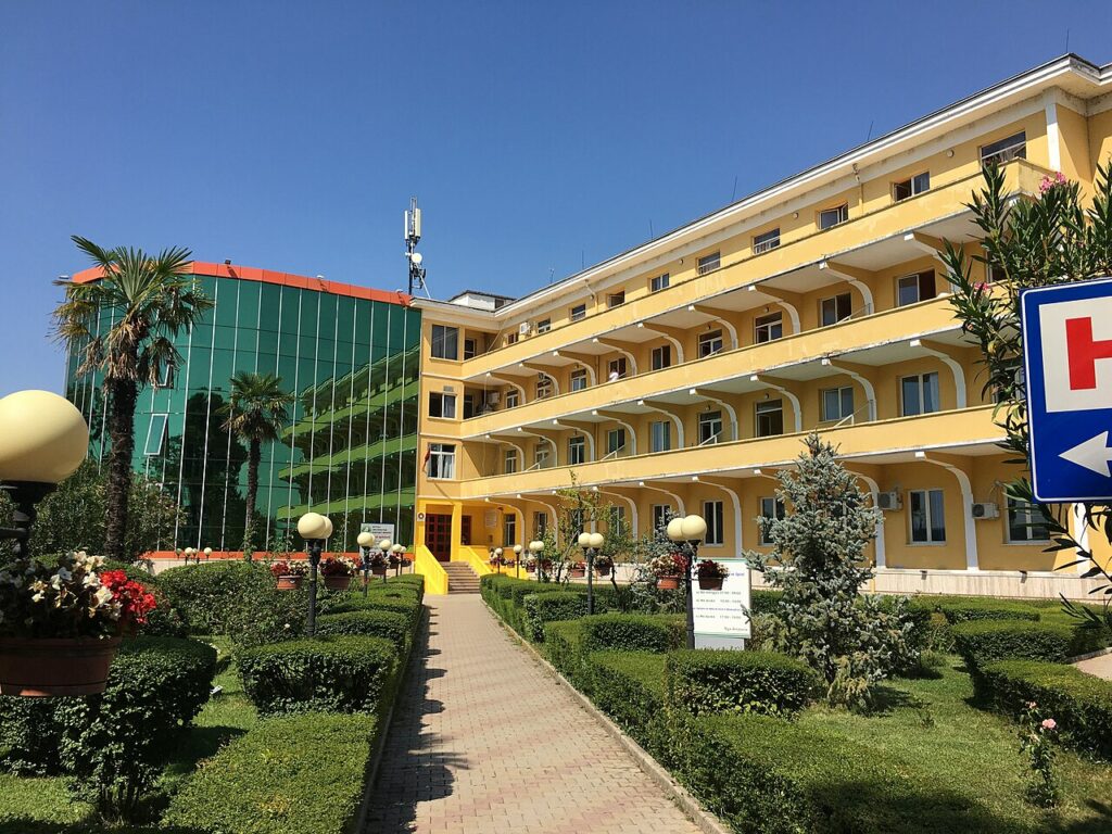 Sherr te “Shefqet Ndroqi”! Laboranti godet me gërshërë infermierin, më pas arratiset
