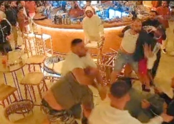 (VIDEO) Grushte dhe karrige, dalin pamjet e sherrit në Korçë/ Momente tmerri për klientët