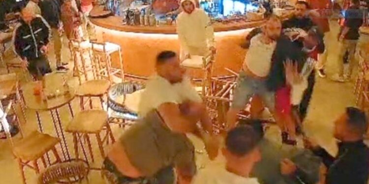 (VIDEO) Grushte dhe karrige, dalin pamjet e sherrit në Korçë/ Momente tmerri për klientët