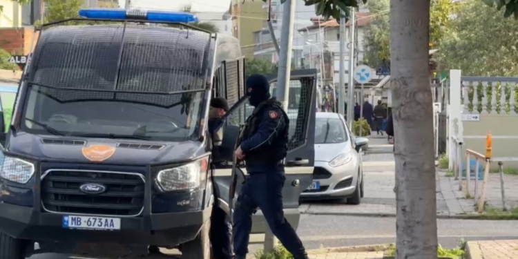 SPAK lëshon disa urdhër-arreste, forcat RENEA zbarkojnë në zonën e Myslym Shyrit