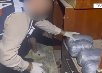(VIDEO) Operacioni antidrogë në Tiranë/ Si iu zbulua të rinjve valixhja plot me drogë…