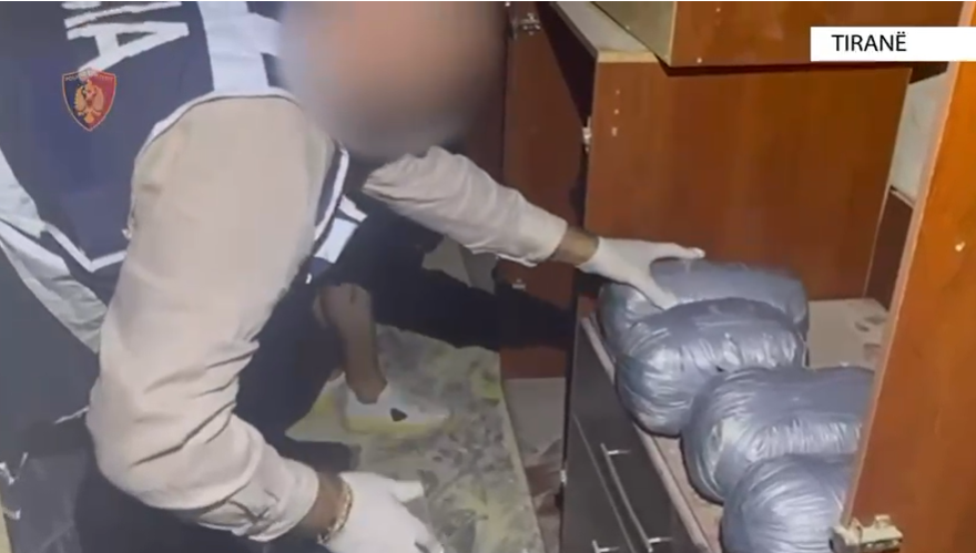 (VIDEO) Operacioni antidrogë në Tiranë/ Si iu zbulua të rinjve valixhja plot me drogë…