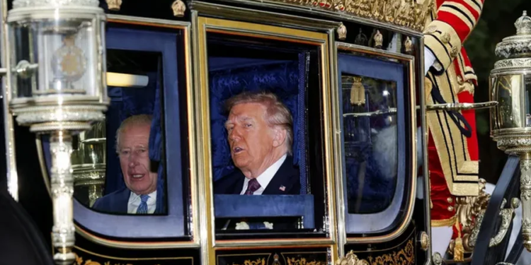 Britania “flirton” me presidentin / Trump “shpallet mbret” në Londër, mes pompozitetit dhe protestave
