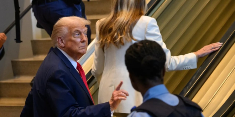 Nga ngecja e shkallëve lëvizëse te mikrofoni jashtë funksionit, Shtëpia e Bardhë kërkon hetim për incidentet e Trump..