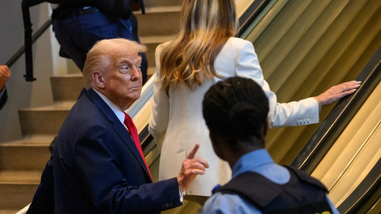 Nga ngecja e shkallëve lëvizëse te mikrofoni jashtë funksionit, Shtëpia e Bardhë kërkon hetim për incidentet e Trump..