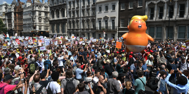 Protesta në Londër për vizitën e Trump: Tirani erdhi për çaj…