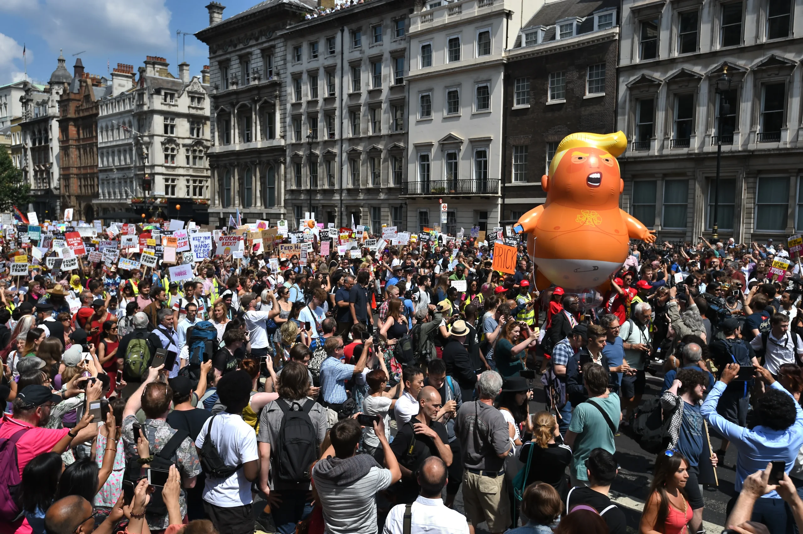 Protesta në Londër për vizitën e Trump: Tirani erdhi për çaj…
