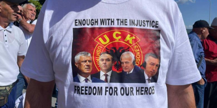 Sot protestë në Hagë/ Shqiptarët “ngrenë” zërin e kërkojnë drejtësi për ish-krerët e UÇK-së
