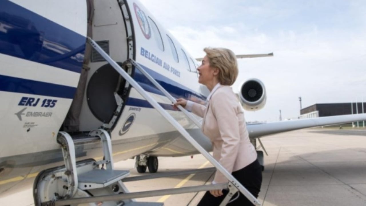 “Pilotët përdorën harta letre”/ Rusët fikën GPS e avionit të presidentes së KE, Von der Leyen