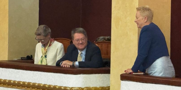 E dërguara me punë e SHBA ndjek seancën/ SPAK dhe Prokuroria e Përgjithshme “bojkotojnë” Parlamentin