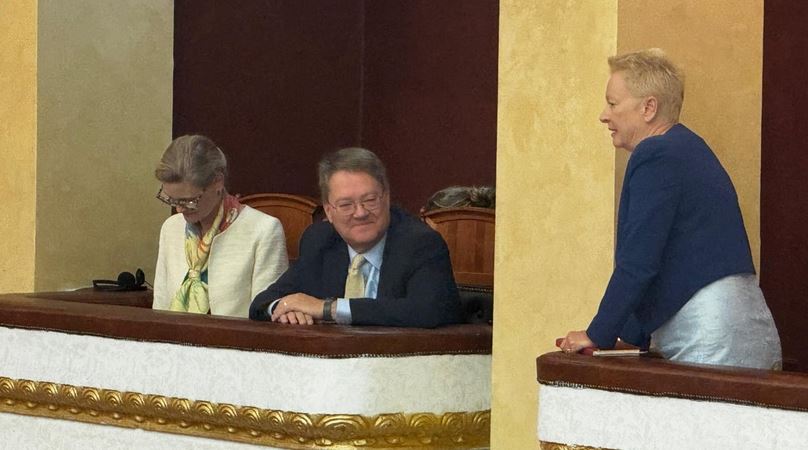 E dërguara me punë e SHBA ndjek seancën/ SPAK dhe Prokuroria e Përgjithshme “bojkotojnë” Parlamentin