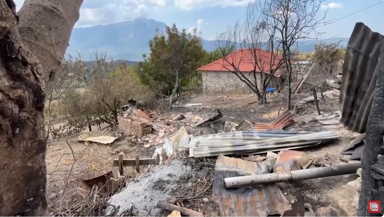 Bilanci i fshatit në Gramsh që “e zhduku” zjarri: 68 banesa dhe mijëra hektarë të djegura, 231 bagëti të ngordhura