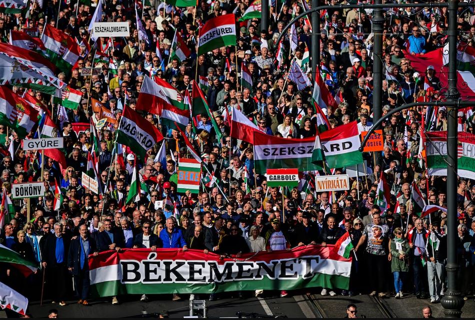 Mijëra hungarezë në rrugët e Budapestit, Orban: Nuk duam të vdesim për Ukrainën!