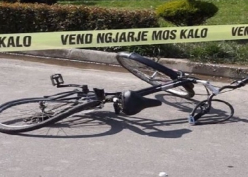 Rrëzohet me biçikletë dhe bie në kanal, humb jetën i moshuari në Fier