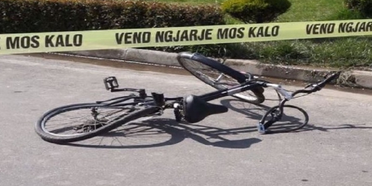 Rrëzohet me biçikletë dhe bie në kanal, humb jetën i moshuari në Fier