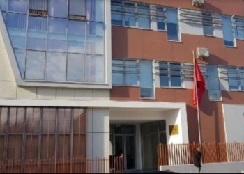 Mbërrijnë në Gjykatën e Elbasanit 14 të arrestuarit, mes tyre dhe ish-deputeti i PDIU/ Një telefonatë anonime i nxori zbuluar