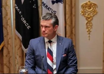 Zyrtari amerikan vendos kravatën me ngjyrat e flamurit rus gjatë takimit me Zelenskyn, Rusia e konsideron …