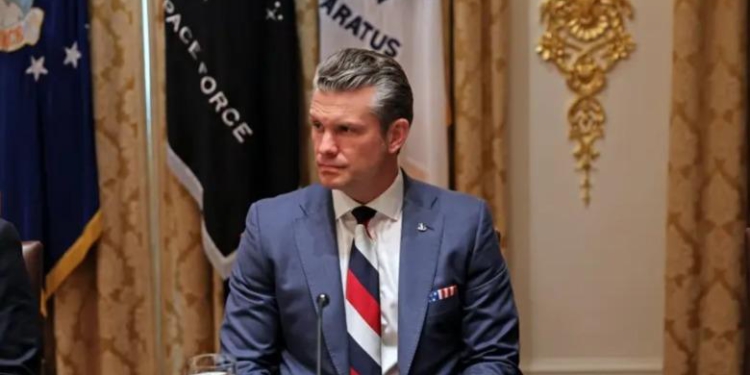 Zyrtari amerikan vendos kravatën me ngjyrat e flamurit rus gjatë takimit me Zelenskyn, Rusia e konsideron …