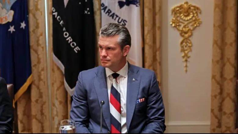 Zyrtari amerikan vendos kravatën me ngjyrat e flamurit rus gjatë takimit me Zelenskyn, Rusia e konsideron …