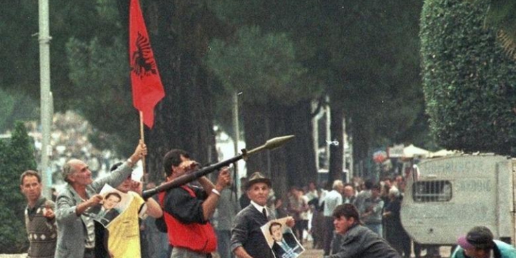 “Grushti i shtetit i Berishës më 1998” përfundon në SPAK, avokati Beqiri kallëzon ish-kryeministrin dhe 9 të tjerë