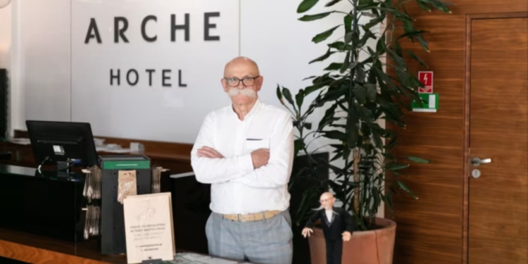 “Bëni fëmijë, paguan hoteli”/ Nisma e veçantë e miliarderit polak për të shtuar popullsinë