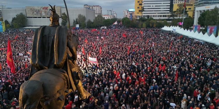 Protesta në mbështetje të ish-krerëve të UÇK në Tiranë, reagon Rama: Liria ka emër!